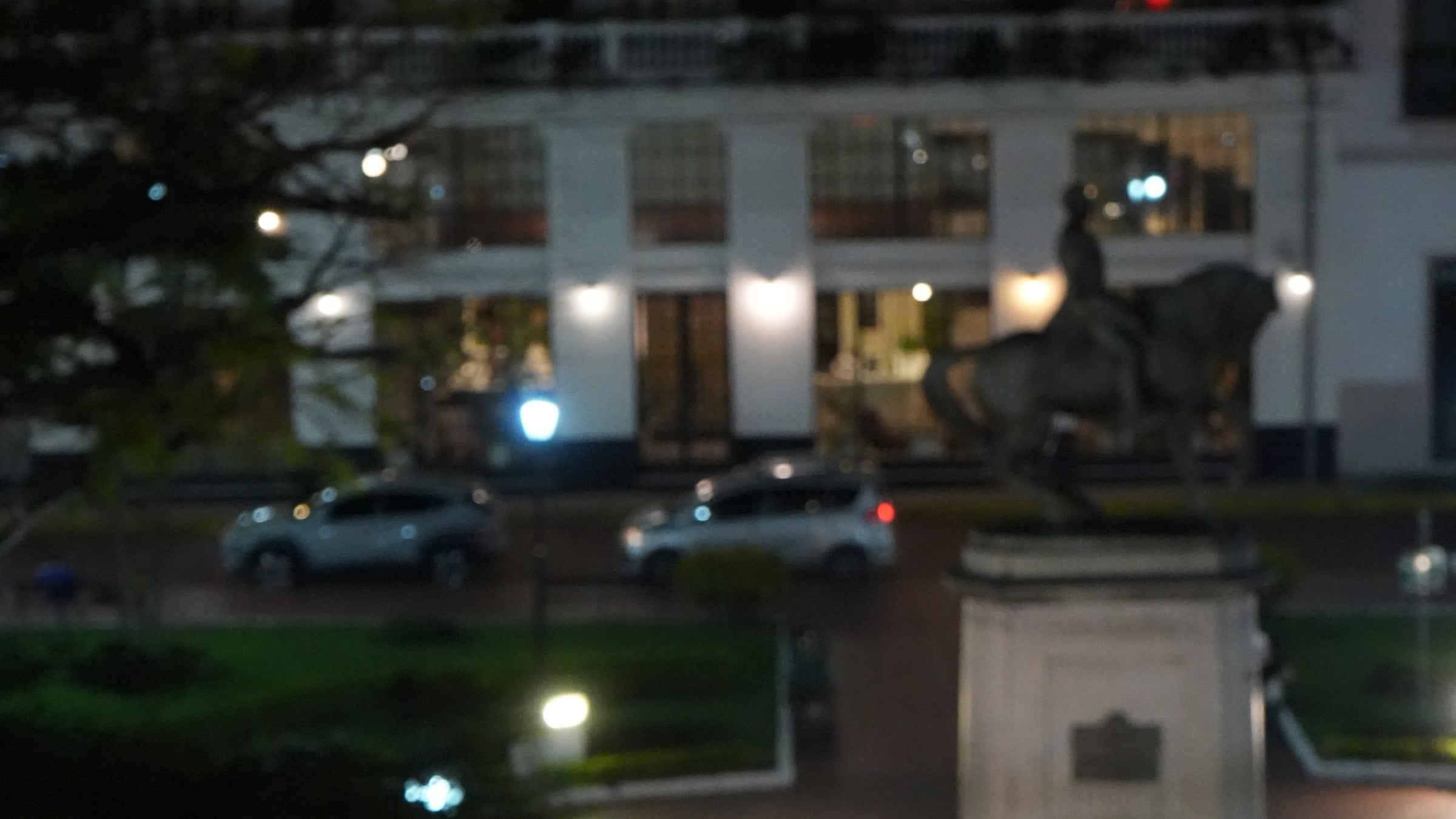Fachada de Casa Casco iluminada al anochecer, con sus balcones sobre el Casco Viejo